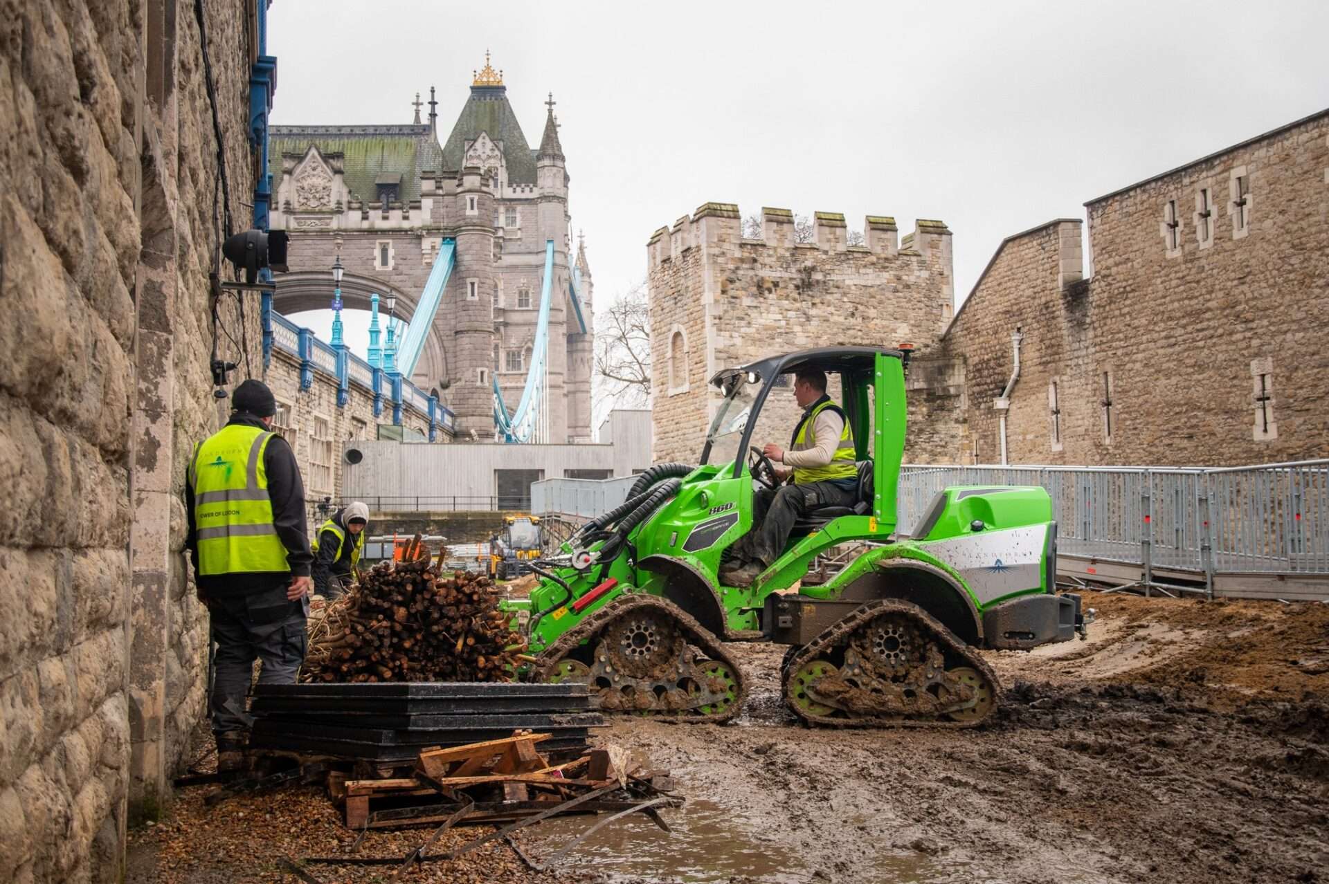 Avant 860 multi loader with the Tower of London in the background