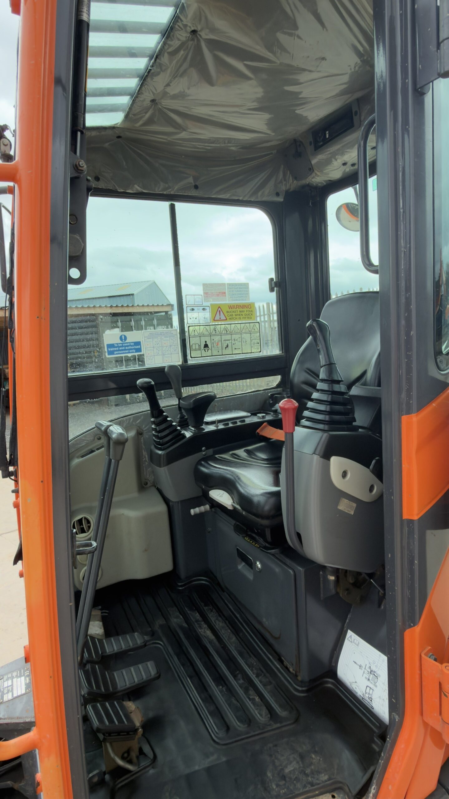 Doosan DX27Z c/w 2 buckets - Image 5