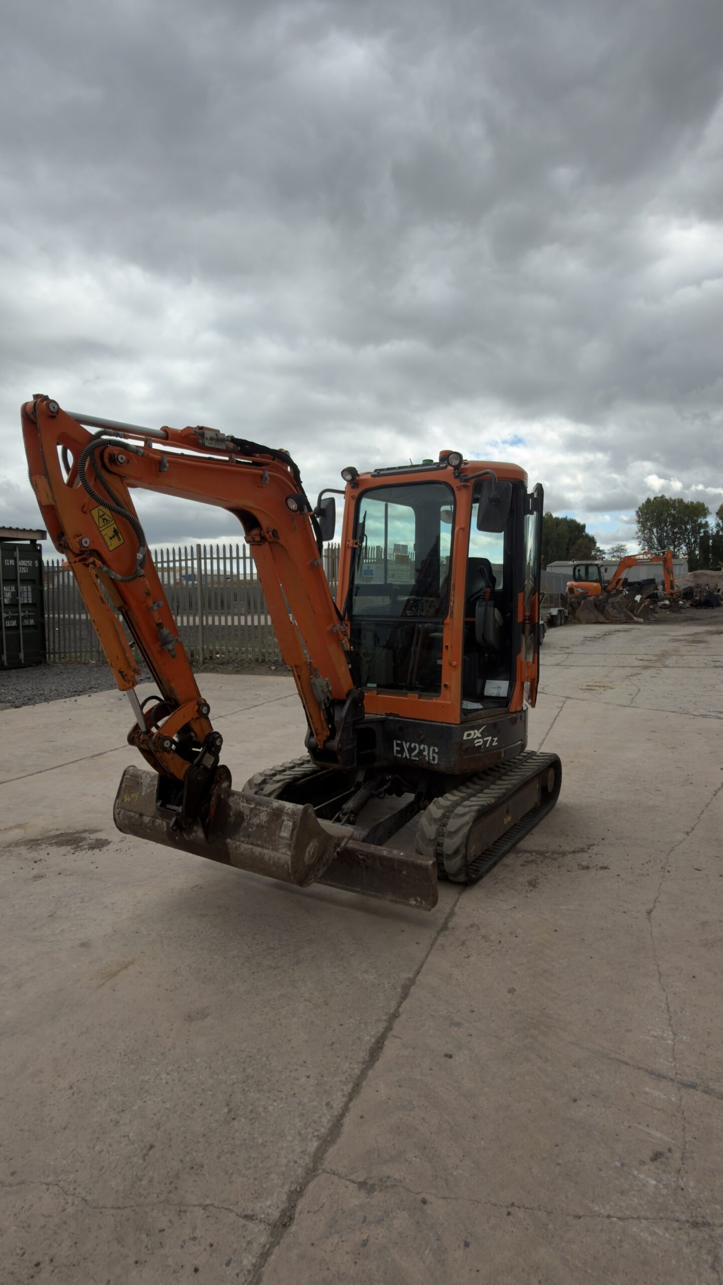 Doosan DX27Z c/w 2 buckets - Image 2