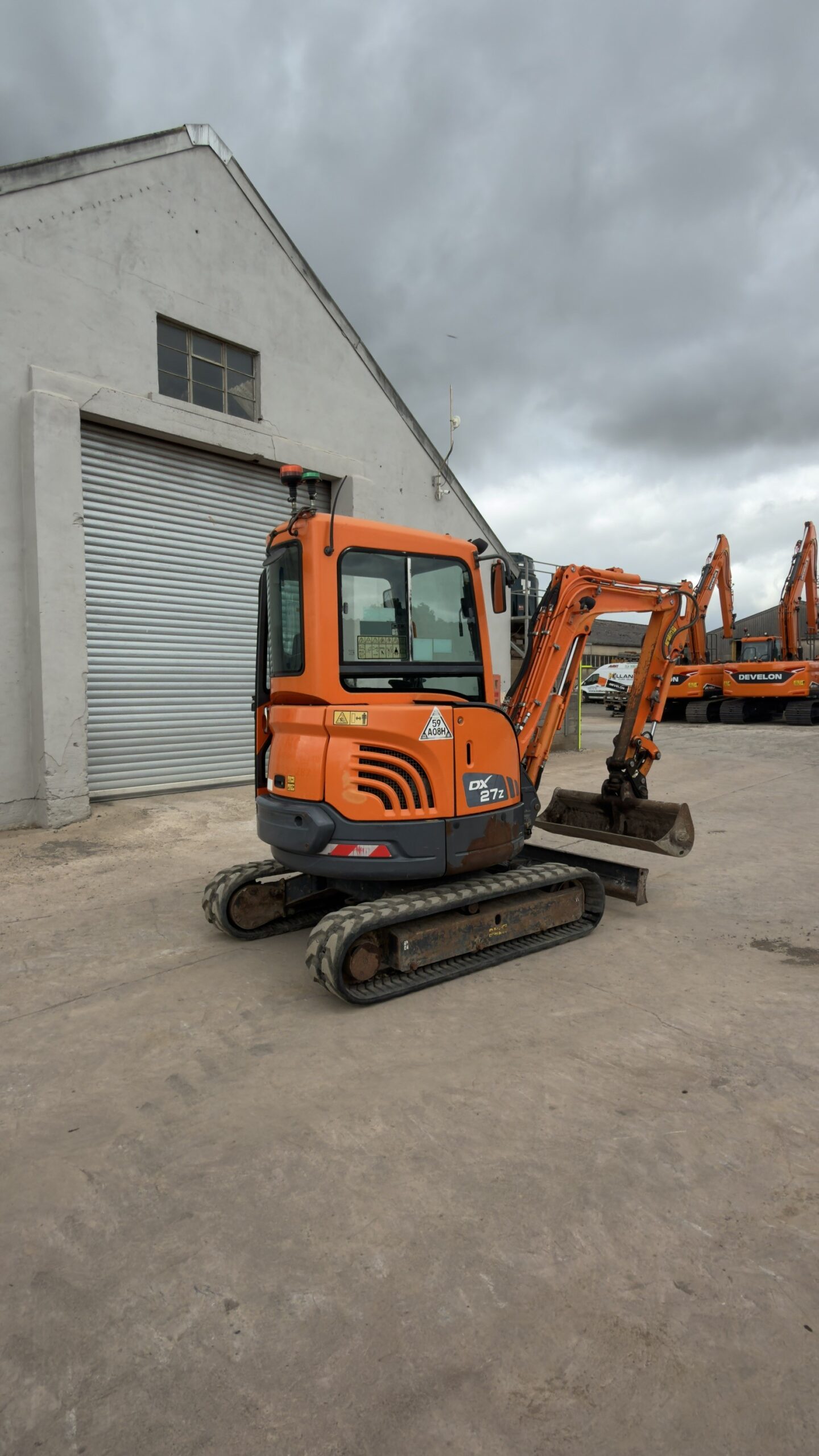 Doosan DX27Z c/w 2 buckets