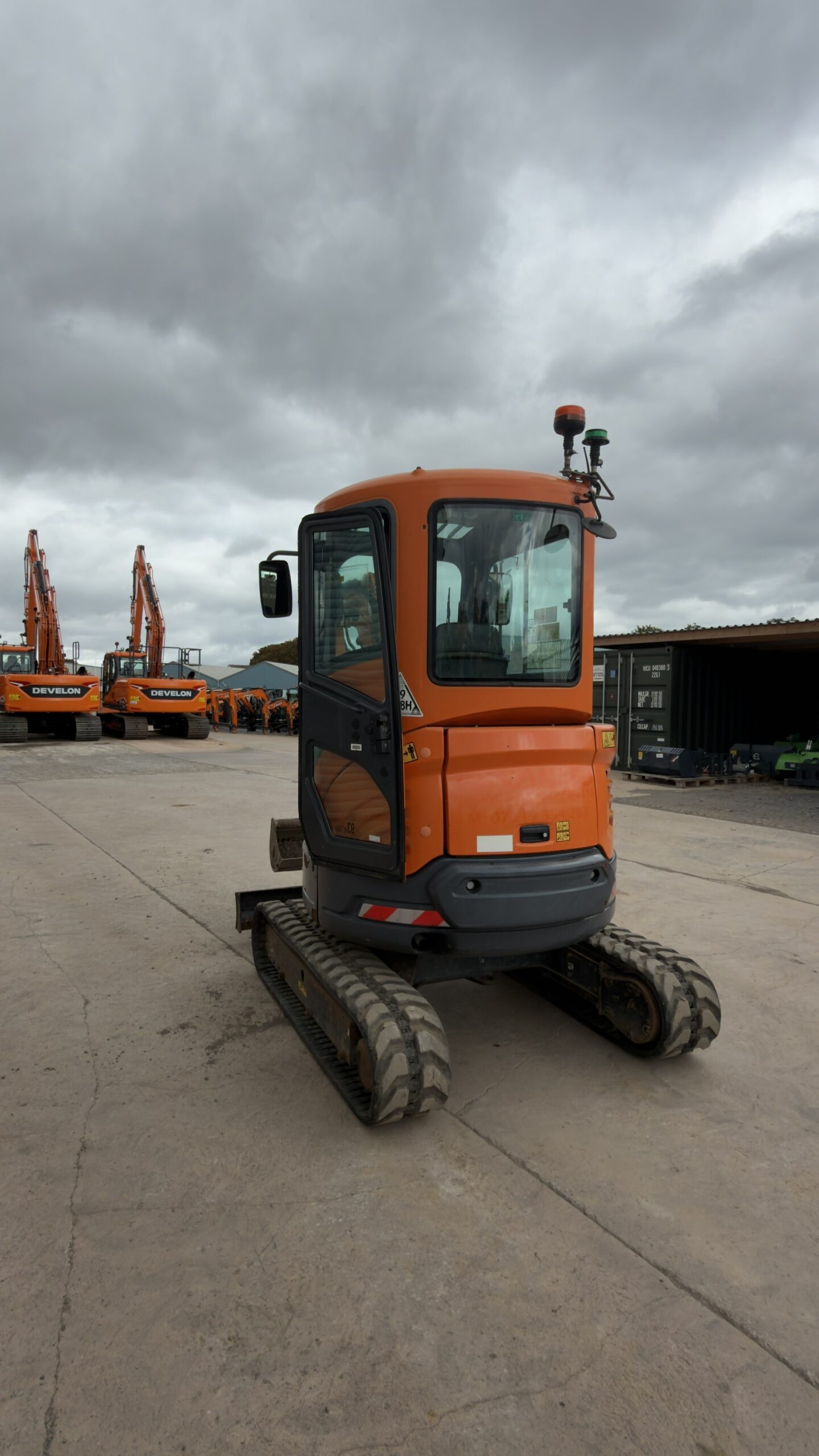 Doosan DX27Z c/w 2 buckets - Image 4