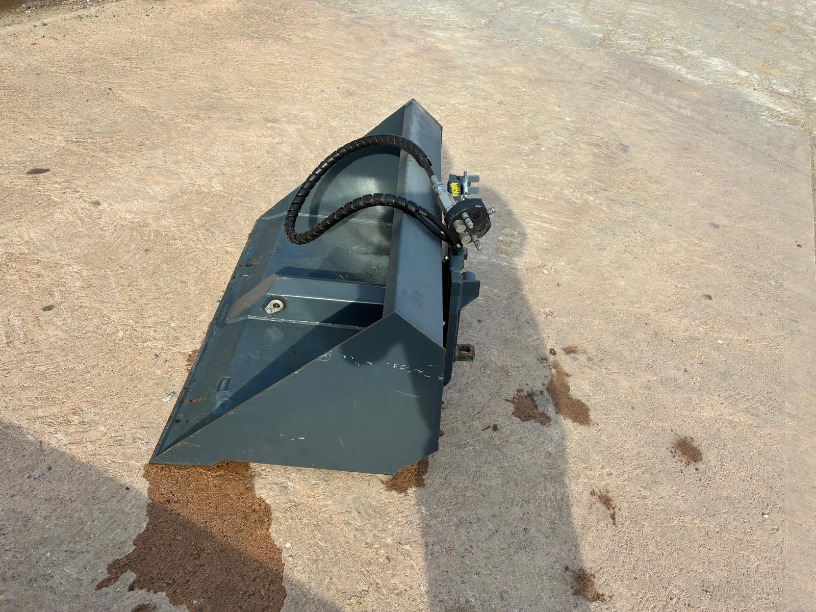 Avant Hi Tip Bucket