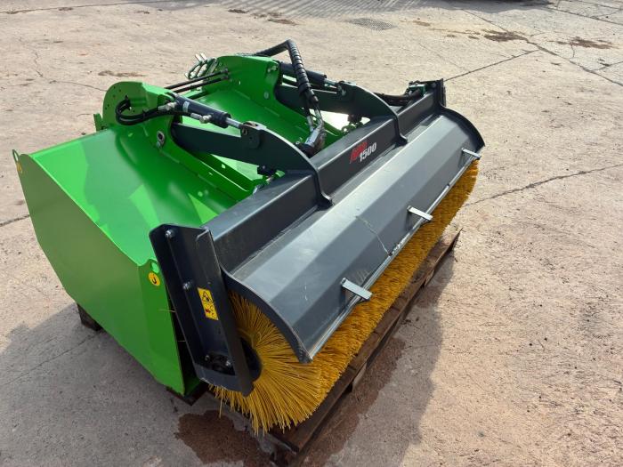 Avant 1500 mm Broom